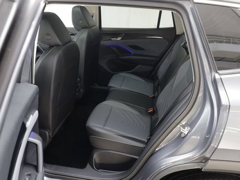Used 2026 Volkswagen Tiguan SE w/ Panoramic Sunroof Package AWD/4WD image 14