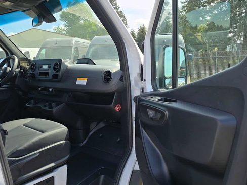 Used 2025 Mercedes-Benz Sprinter 2500 image 10