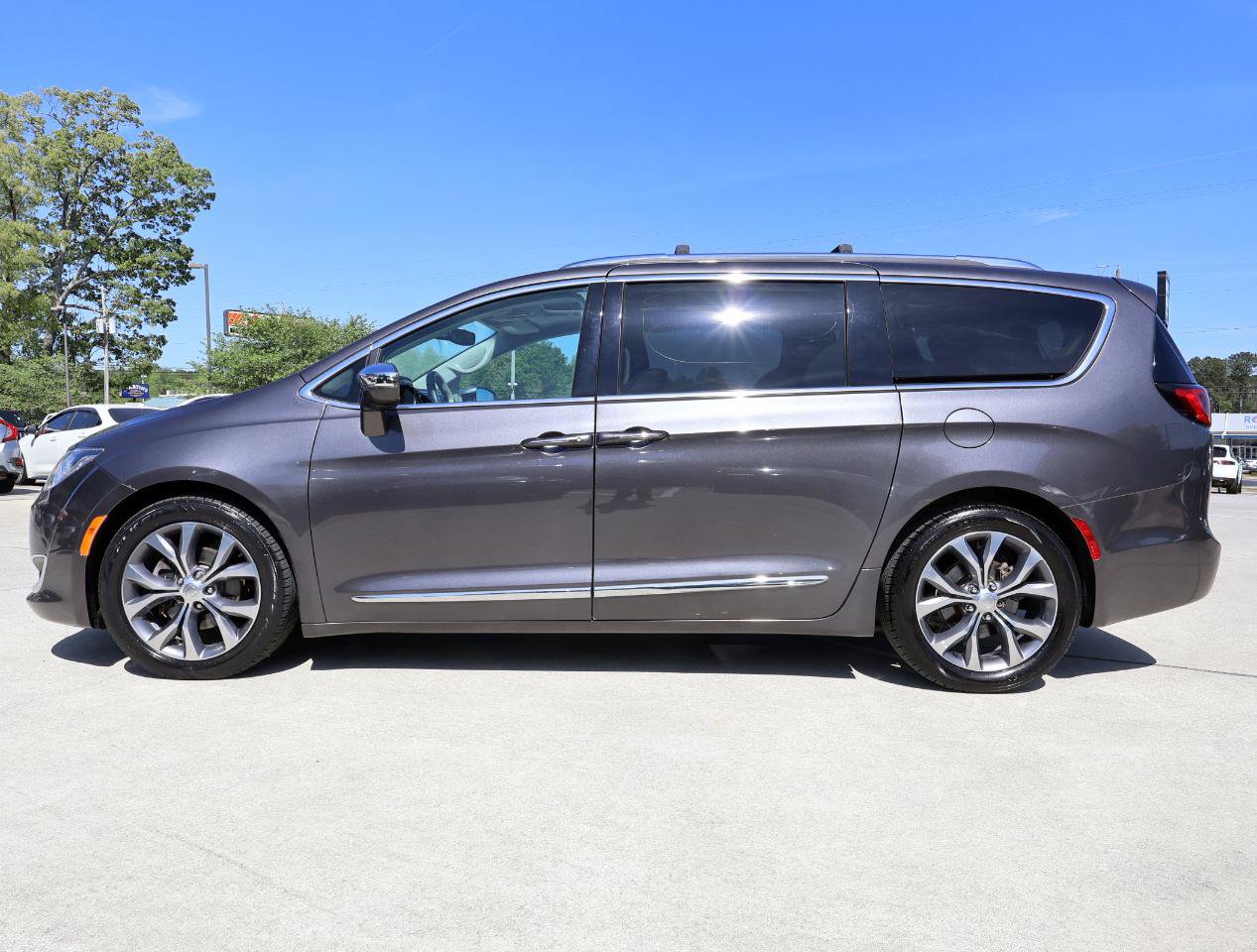 Used 2017 Chrysler Pacifica Limited w/ UConnect Theater Package FWD image 3