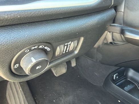Used 2024 Chrysler Pacifica Limited FWD image 26