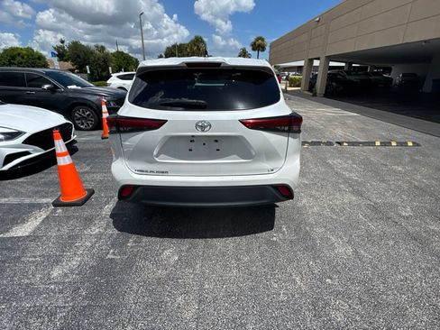 Used 2023 Toyota Highlander LE FWD image 17