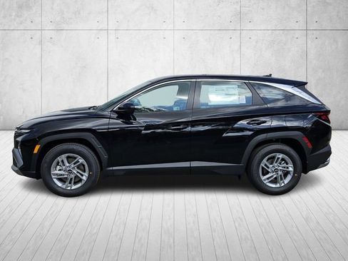 Used 2025 Hyundai Tucson SE FWD image 2