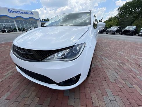 Used 2018 Chrysler Pacifica Touring Plus w/ S Appearance Package FWD image 25