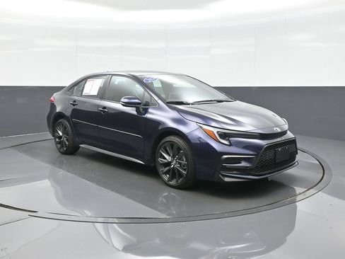Certified 2026 Toyota Corolla SE w/ SE Package FWD image 1