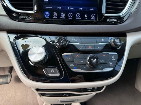 Used 2017 Chrysler Pacifica Touring-L Plus w/ Tire & Wheel Group image 19