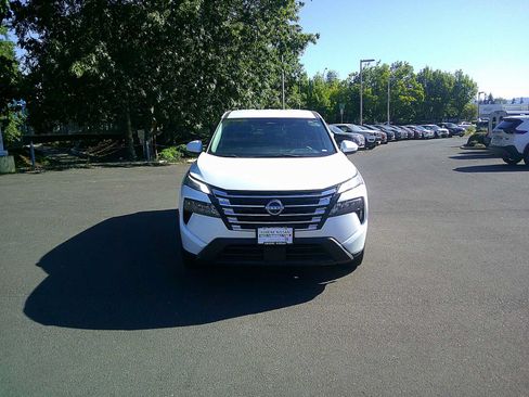 Used 2024 Nissan Rogue SV AWD/4WD image 8