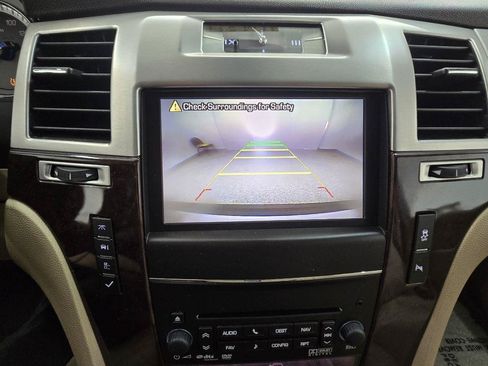 Used 2013 Cadillac Escalade Luxury RWD image 24