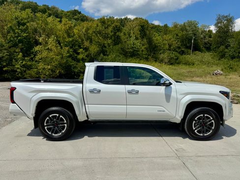 Used 2025 Toyota Tacoma Limited AWD/4WD image 8