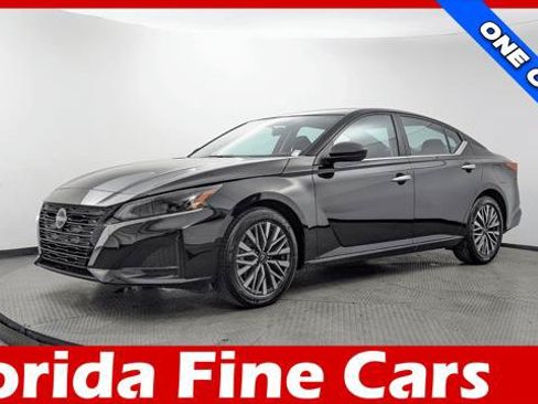 Used 2025 Nissan Altima 2.5 SV FWD image 1