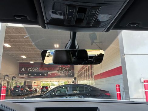 Used 2022 Volkswagen Atlas Cross Sport SE FWD image 19