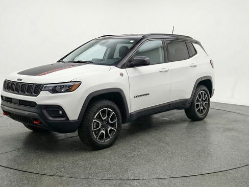 Used 2025 Jeep Compass Trailhawk AWD/4WD image 3