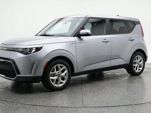 Used 2025 Kia Soul LX w/ LX Technology Package FWD image 3