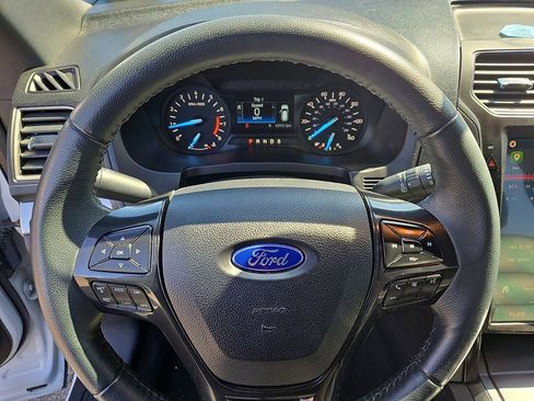 Used 2019 Ford Explorer XLT AWD/4WD image 18