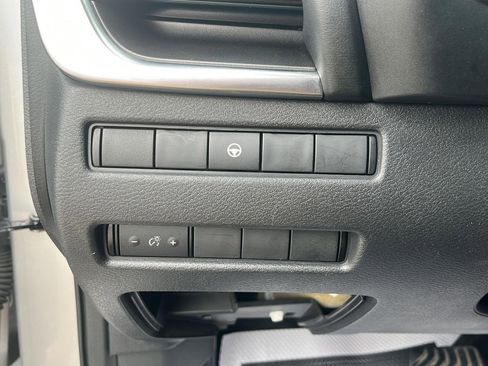 Used 2022 Nissan Rogue SV image 3