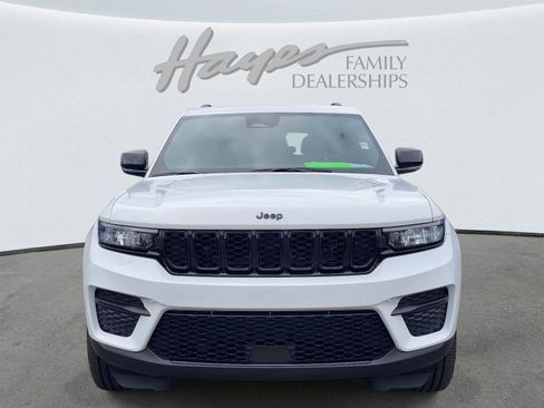 Certified 2025 Jeep Grand Cherokee Altitude image 10