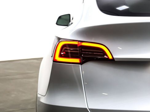 Used 2021 Tesla Model Y Long Range image 15