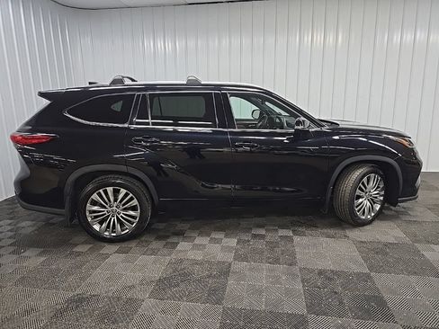 Used 2023 Toyota Highlander Platinum AWD/4WD image 2