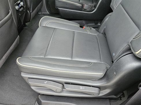 Used 2024 GMC Yukon SLT image 28