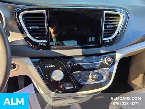 Used 2023 Chrysler Pacifica Touring-L image 19