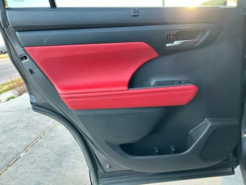 Used 2024 Toyota Highlander XSE image 26