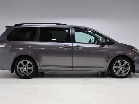Used 2017 Toyota Sienna SE Premium FWD image 9