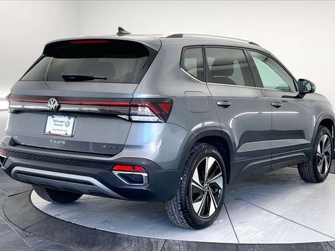 Used 2025 Volkswagen Taos SE w/ Panoramic Sunroof Package image 13