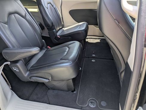 Used 2023 Chrysler Pacifica Touring-L FWD image 30