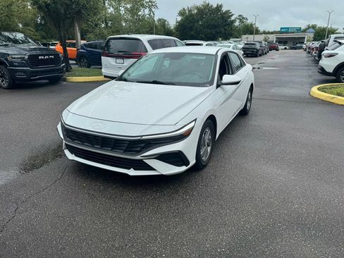 Used 2026 Hyundai Elantra SE FWD image 1