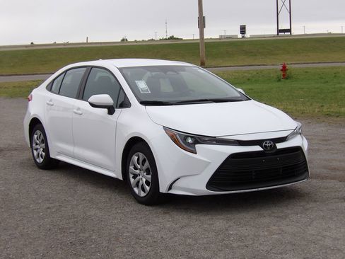 Used 2025 Toyota Corolla LE FWD image 4