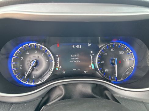 Used 2022 Chrysler Pacifica Touring-L w/ S Appearance Package image 11