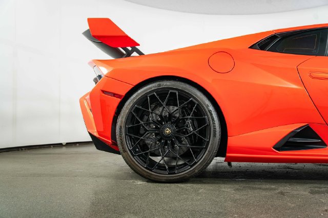 Used 2022 Lamborghini Huracan STO RWD image 10