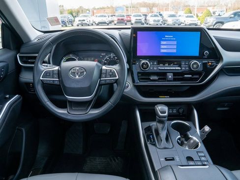 Certified 2023 Toyota Highlander Bronze Edition image 7
