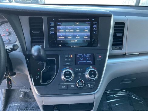 Used 2015 Toyota Sienna LE image 21