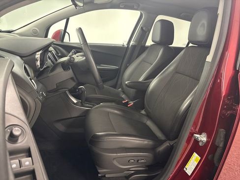 Used 2022 Chevrolet Trax LT w/ LT Convenience Package image 10