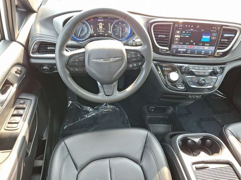 Certified 2023 Chrysler Pacifica Touring-L w/ S Appearance Package AWD/4WD image 12