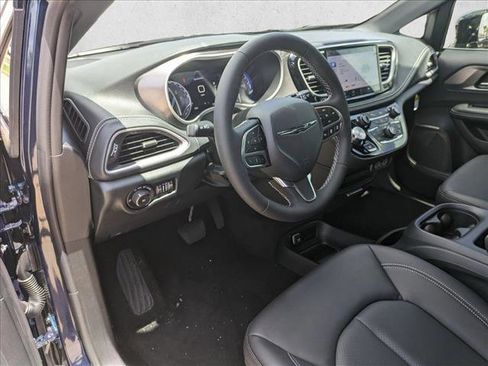 New 2025 Chrysler Pacifica Select image 3