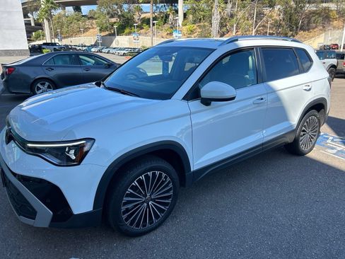 Used 2025 Volkswagen Taos SE FWD image 6