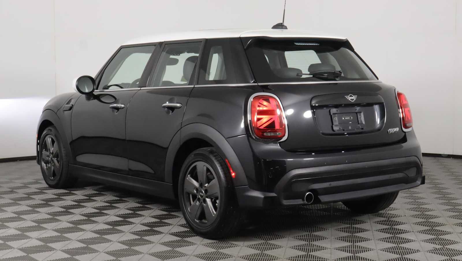 Used 2024 MINI Cooper 4-Door Hardtop FWD image 5