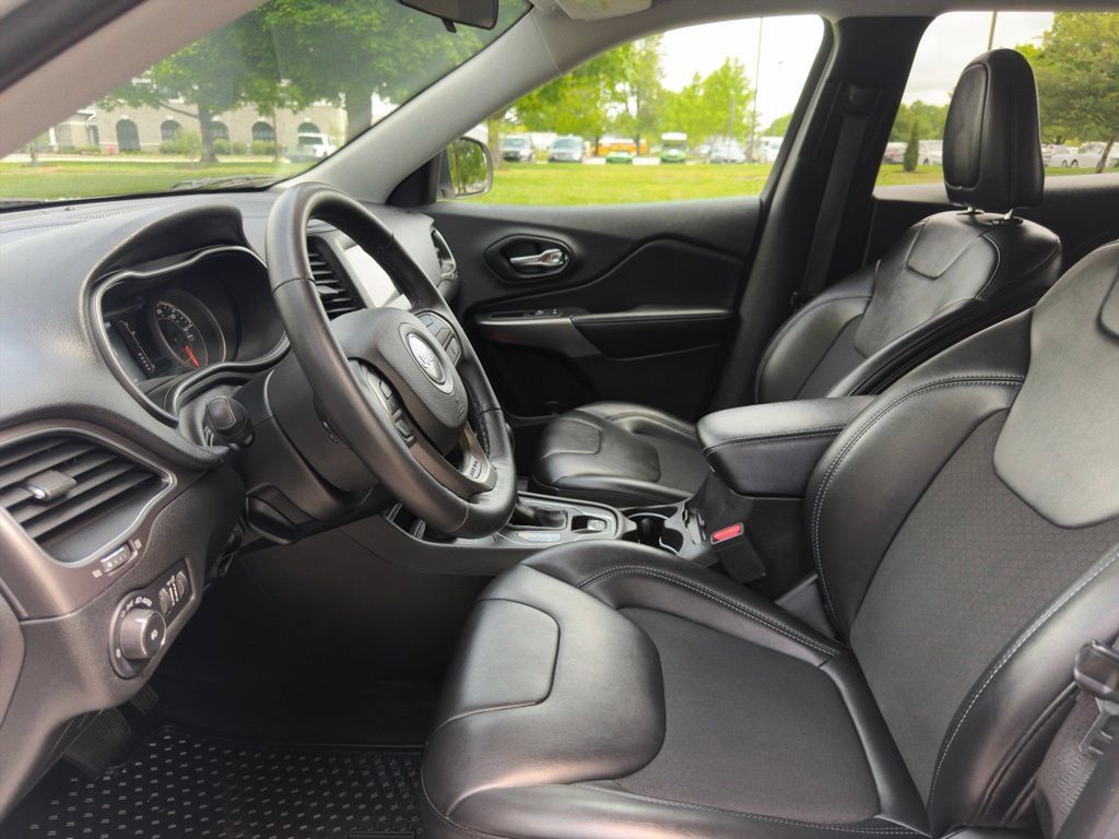 Used 2019 Jeep Cherokee Latitude Plus w/ Cold Weather Group AWD/4WD image 21