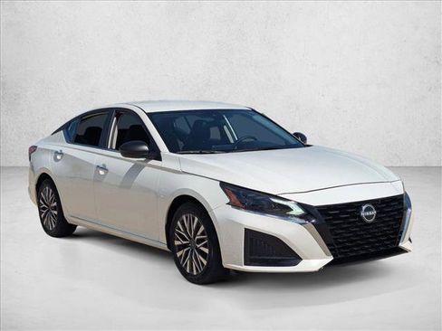 Used 2025 Nissan Altima 2.5 SV image 3