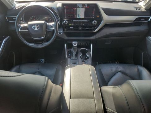 Used 2021 Toyota Highlander Platinum image 12