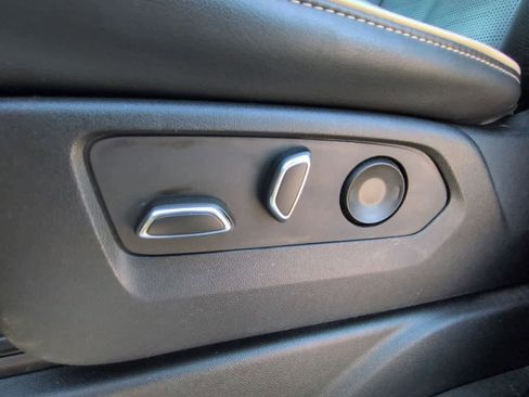 Used 2022 Cadillac Escalade ESV Premium Luxury AWD/4WD image 17