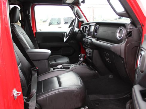 Used 2018 Jeep Wrangler Unlimited Sahara AWD/4WD image 26