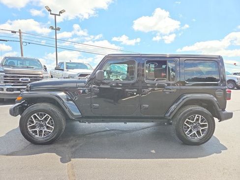 Used 2025 Jeep Wrangler Unlimited Sahara AWD/4WD image 3