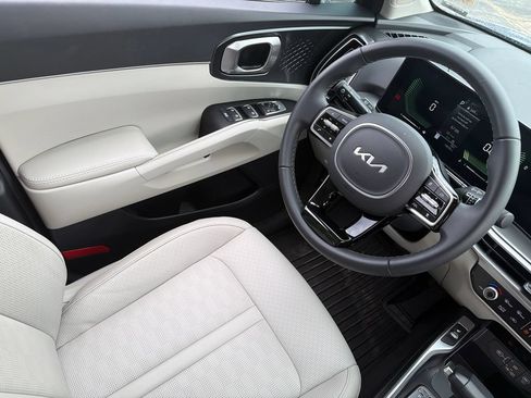 Used 2025 Kia Sorento S AWD/4WD image 15