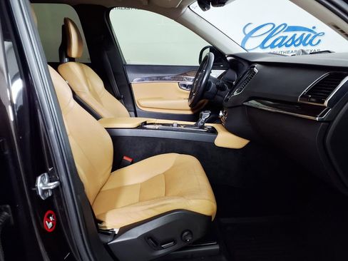 Used 2016 Volvo XC90 T6 Momentum w/ Momentum Plus Package AWD/4WD image 12