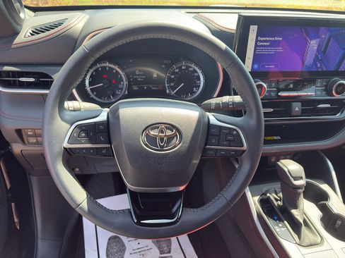 Used 2024 Toyota Highlander XSE FWD image 18