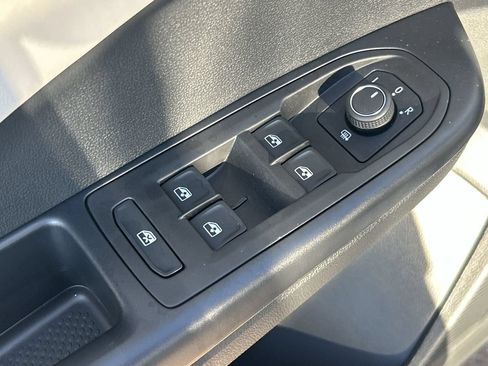 New 2026 Volkswagen Taos SE FWD image 17