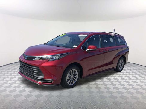 Certified 2025 Toyota Sienna LE w/ LE Plus Package FWD image 3