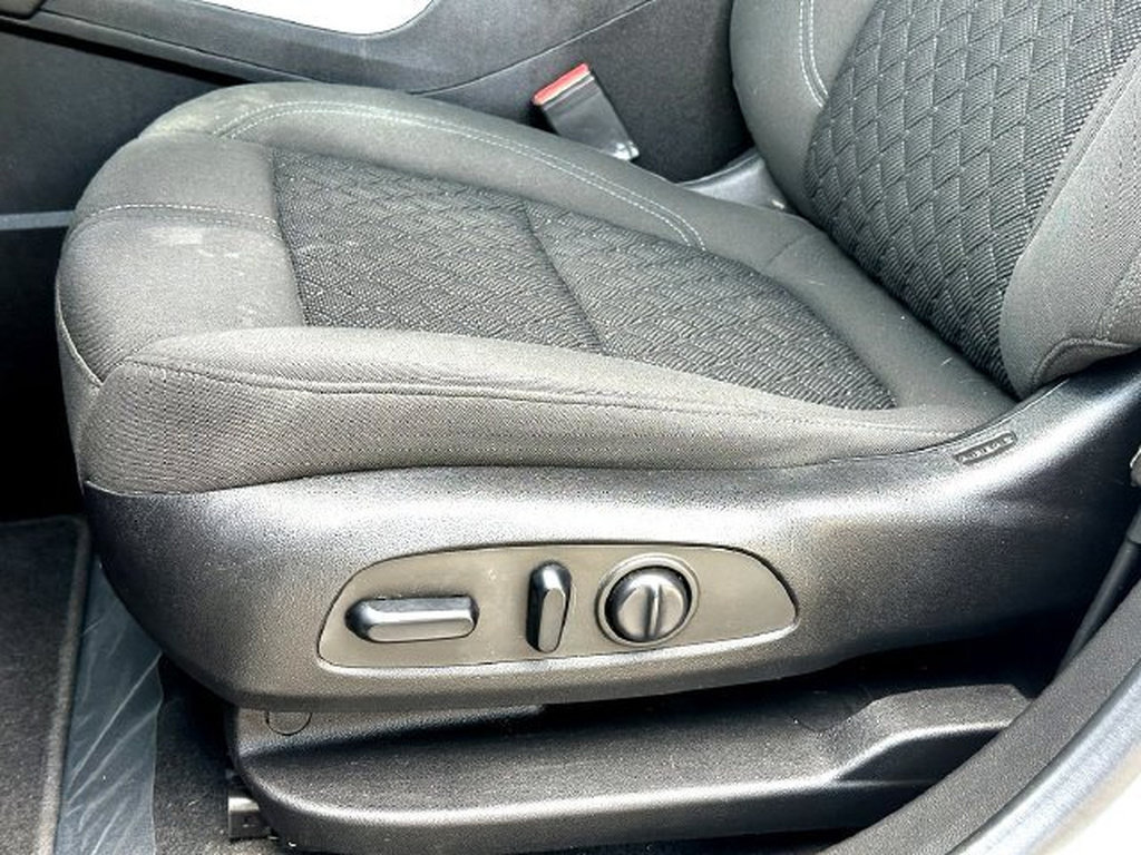 Used 2019 Chevrolet Blazer LT FWD image 12